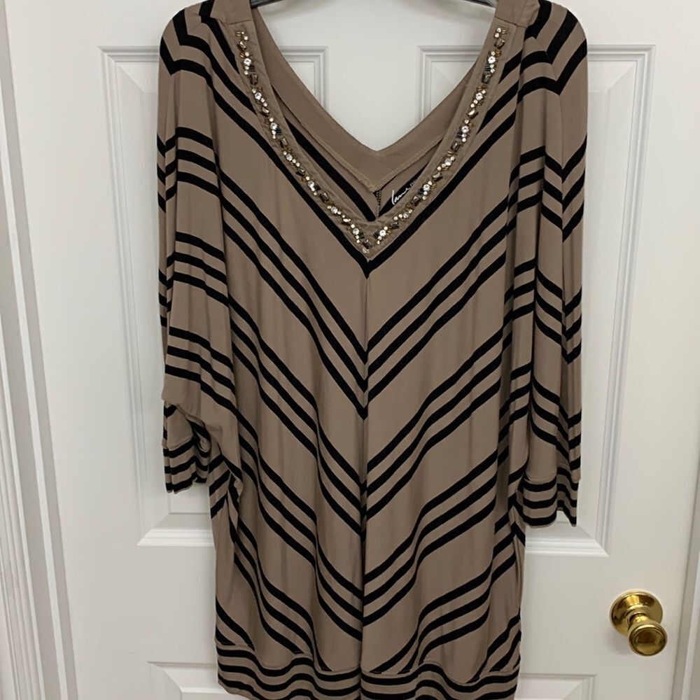 Lane Bryant V-neck front and back size 22/24 tan and black blouse